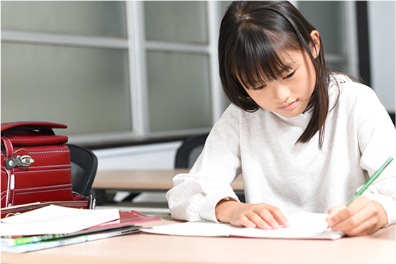 小学生が自習している様子